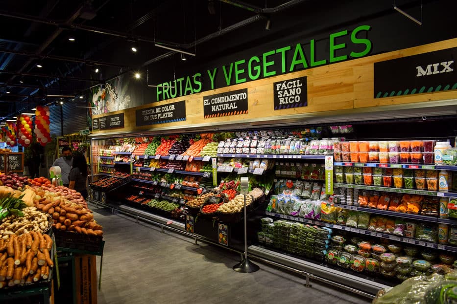 Góndola de frutas y vegetales de un Disco